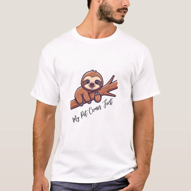 Cute Sloth Hanging on Tree T-Shirt (Vorderseite)