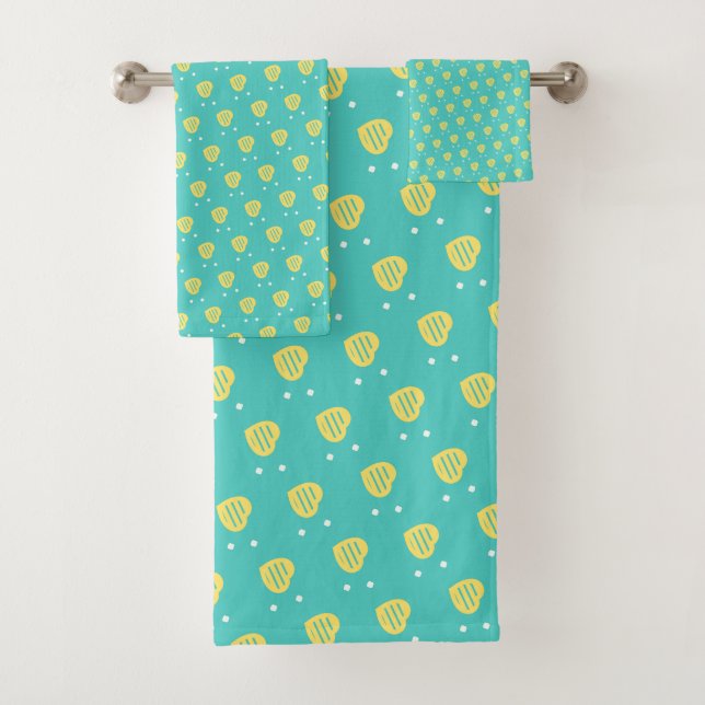 Cute Teal Heart Pattern: Whimsical Love Design Badhandtuch Set (Insitu)