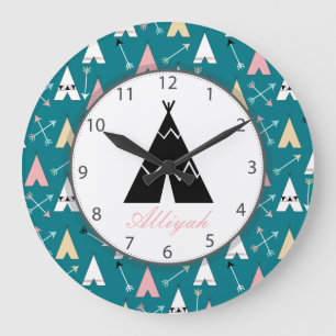 Cute Trendy Teepees and Arrows Script Name Große Wanduhr