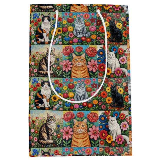 Cute Whimsical Cats and Folk Art Flowers Mittlere Geschenktüte (Vorderseite)