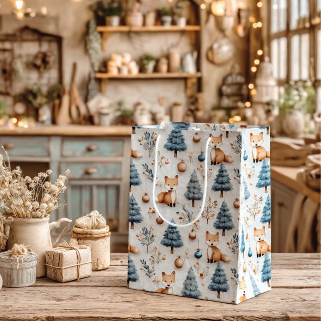 Cute Whimsical Winter Woodland Fox and Christmas Mittlere Geschenktüte (Von Creator hochgeladen)