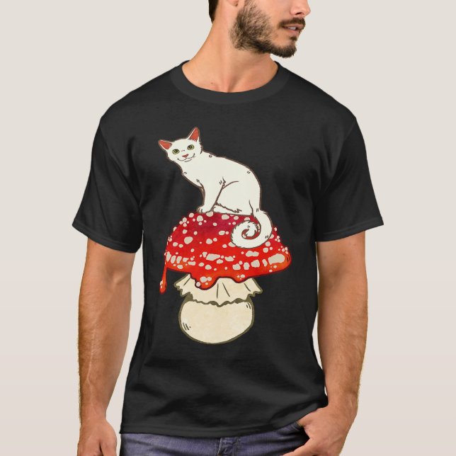 Cute White Cat Sitting on Red Spotted Mushroom T-Shirt (Vorderseite)