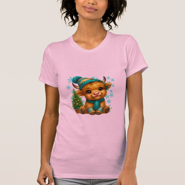 Cute Winter Highland Cow Christmas Art – Cozy Baby T-Shirt (Vorderseite)
