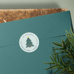 Cutout Christmas Tree | Ferien-Rücksendeadresse Runder Aufkleber<br><div class="desc">Fügen Sie Ihren Weihnachtsmailings mit unseren Monogramm-Rücksendeadressen-Aufklebern feierlichen Beifall hinzu. Die hellgrünen 1, 5" Aufkleber zeichnen sich durch ihren Namen und ihre Rücksendeadresse aus,  die rund um eine helle Weihnachtsbaumillustrierung in einem Papierschnitt-Stil gebogen sind.</div>