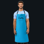Cyan Blue Individuelle Name Year Master Baker Dadd Schürze<br><div class="desc">Viele Talente kommen aus dieser Küche. Ermutigen Sie Meister Baker Daddy, diese süßen Leckereien behalten, die mit dieser personalisierten, modernen und einzigartigen Schürze kommen. Passen Sie die Wörter an und legen Sie das Jahr fest, wie Sie möchten. Diese Papa-Schürze ist zyanblau mit schwarzem Typ. Stilvolle Typografie-Behandlung. Macht ein großartiges Geschenk...</div>