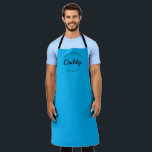 Cyan Blue Individuelle Name Year Master Baker Dadd Schürze<br><div class="desc">Viele Talente kommen aus dieser Küche. Ermutigen Sie Meister Baker Daddy, diese süßen Leckereien behalten, die mit dieser personalisierten, modernen und einzigartigen Schürze kommen. Passen Sie die Wörter an und legen Sie das Jahr fest, wie Sie möchten. Diese Papa-Schürze ist zyanblau mit schwarzem Typ. Stilvolle Typografie-Behandlung. Macht ein großartiges Geschenk...</div>