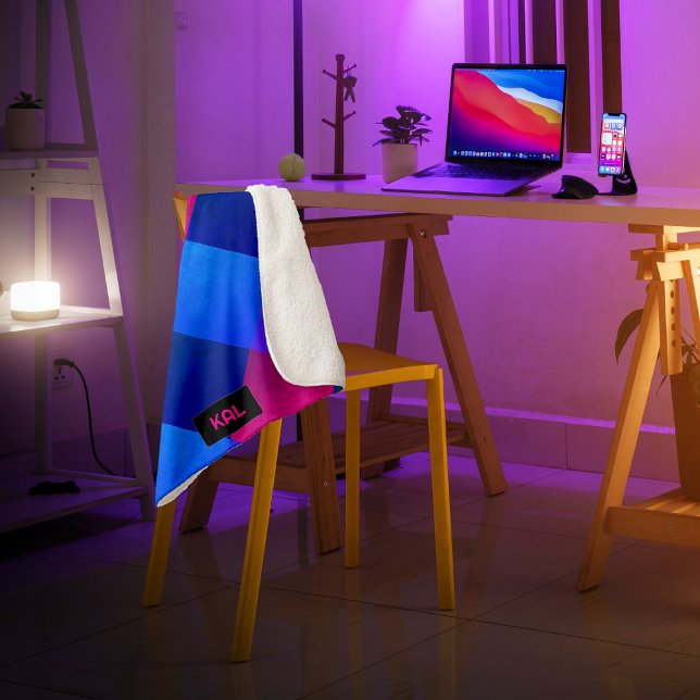 Cyberpunk Futuristic Vibrant Quilt - Initialen hin Sherpadecke (Von Creator hochgeladen)