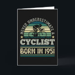 Cyclist geboren 1951 70. Geburtstagsgeschenk Fahrr Karte<br><div class="desc">Unterschätzen Sie niemals einen Radfahrer,  der 1951 geboren war. Für Radfahrer,  die Liebe zum Radfahren,  Radfahren,  Rad fahren und Mountainbiken haben. Sonnige 70. Geburtstag,  Vatertag oder Weihnachtsgeschenk für Männer,  Frauen.</div>