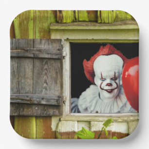 Da ist dieser Clown wieder. Pappteller