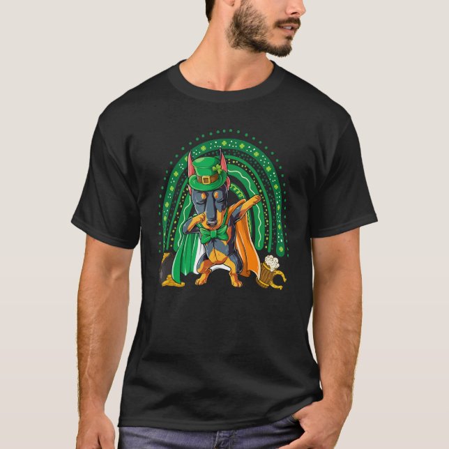 Dabbing Doberman St Patrick's Day Rainbow Leprecha T-Shirt (Vorderseite)