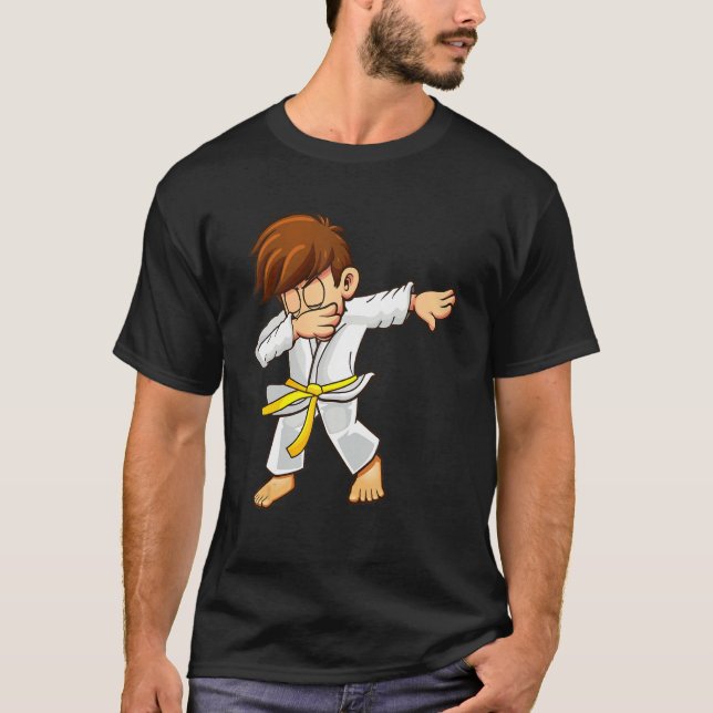 Dabbing martial artists with yellow belt Karate an T-Shirt (Vorderseite)