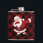 Dabbing Red Kariert Santa Claus | Fun Rustic Buffa Flachmann<br><div class="desc">Niedliches,  lustiges Weihnachtsdesign mit dem abwechslungsreichen Weihnachtsmann in einem coolen,  festlich grünen Anzug auf rustikalem Büffel kariert grün und schwarz lumberjack karierten Gingham. Für andere Farben oder passende Produkte,  besuchen Sie bitte den JustFharryn Zazzle Store,  oder kontaktieren Sie den Designer,  c/o Fharryn@yahoo.com Alle Rechte vorbehalten. #zazzlemade</div>