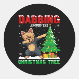 Dabbing rund um den Weihnachtsbaum Yorkie Dog Xmas Runder Aufkleber