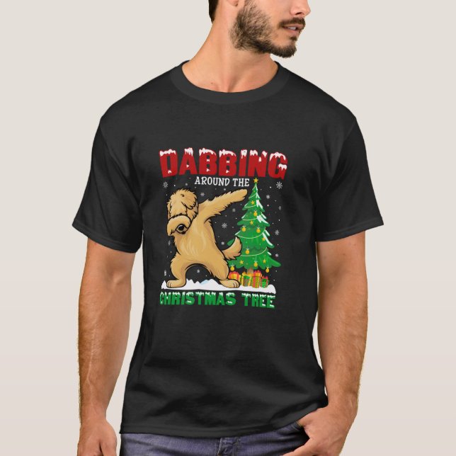 Dabbing um den Weihnachtsbaum Goldendoodle Hund T-Shirt (Vorderseite)