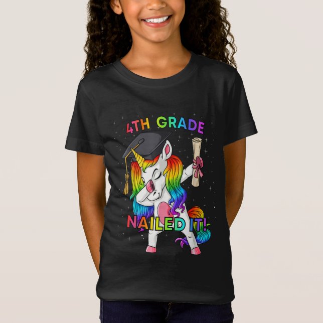 Dabbing Unicorn 4. Klasse Nails It Abschluss T-Shirt (Vorderseite)