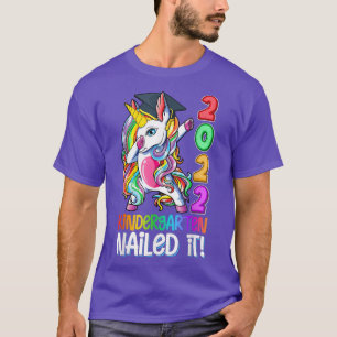 Dabbing Unicorn Kindergarten Graduierung Cap Gown T-Shirt