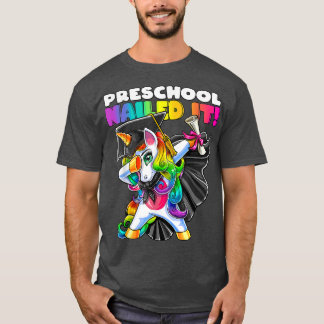 Dabbing Unicorn Vorschule Graduierung Cap Gown Ges T-Shirt