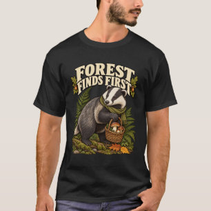 Dachs im Wald findet Pilze beim ersten Sammeln T-Shirt