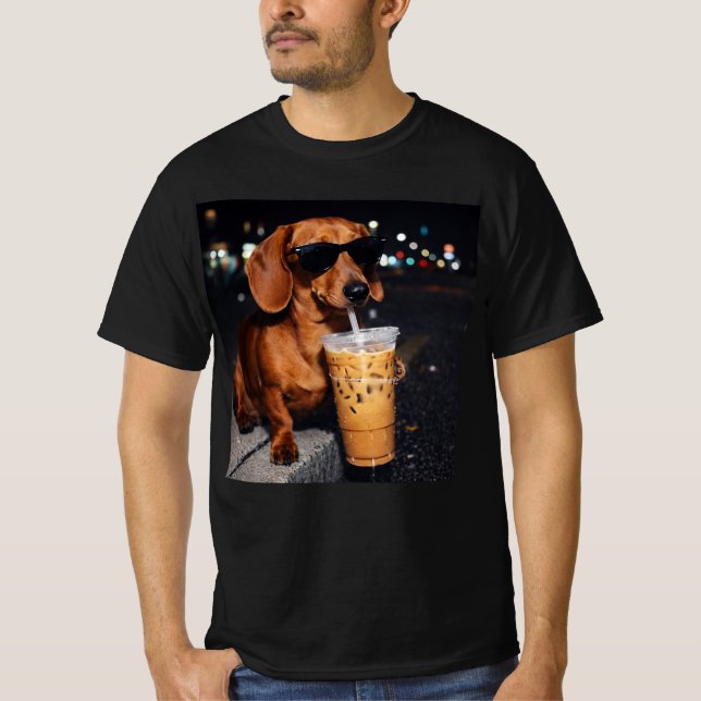 Dachshund Drinking Iced Coffee T-Shirt (Vorderseite)