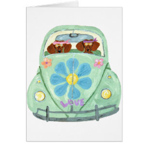 Dachshund-Hippies in ihrem Blumenliebesauto