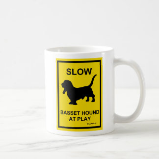 Dachshund-Jagdhund langsam an der Spiel-Tasse Tasse