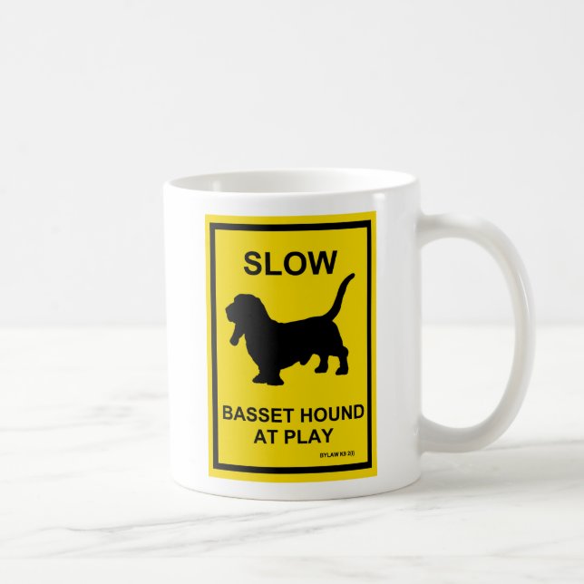 Dachshund-Jagdhund langsam an der Spiel-Tasse Tasse (Rechts)