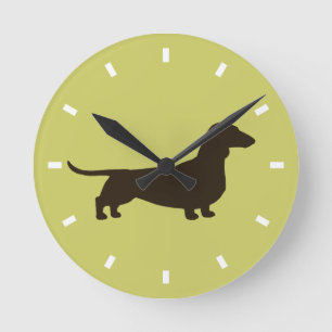 Dachshund-Silhouette auf Grün - Farbe anpassbar Runde Wanduhr