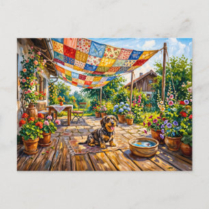 Dachshund sitzt unter farbenfroher Patchwork-Garte Postkarte