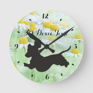Dachshund und Gänseblümchen Wanduhr
