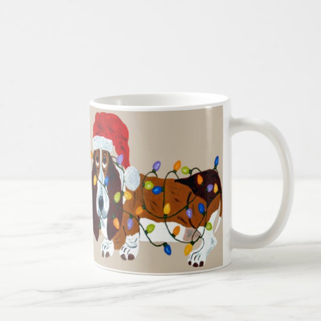 Dachshund verwirrt in den Weihnachtslichtern Kaffeetasse (Rechts)