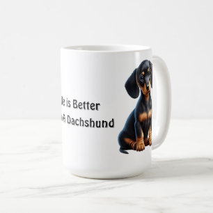 Dachshund-Welpe sitzt und schaut mit unschuldigem Kaffeetasse