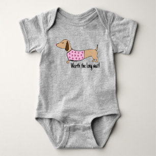 Dackel Baby mit Long Wait Outfit Baby Strampler