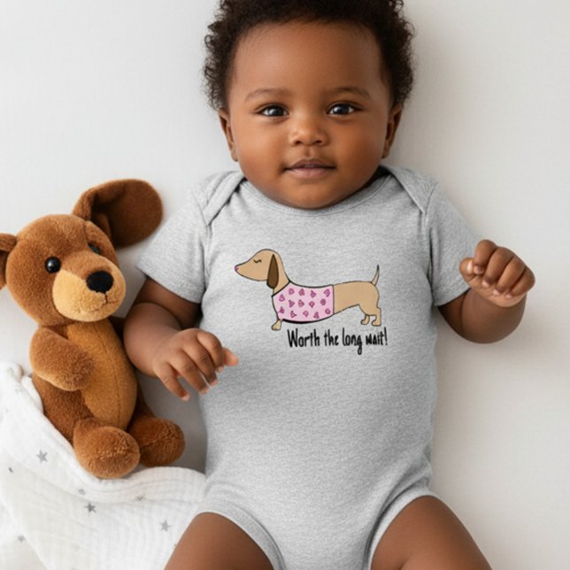 Dackel Baby mit Long Wait Outfit Strampler (Worth the long wait! Dachshund baby girl outfit)