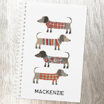 Dackel Dackel Wurst Hund Personalisiert Planer<br><div class="desc">Egal,  ob Sie sie Wursthunde,  Dackel Hunde,  Dackeln oder Dackeln nennen,  diese lieblichen kleinen Welpen werden sicher ein Lächeln erwecken. Und sie tragen auch Wollstrickbekleidung! Anpassen durch Ändern oder Entfernen des Namens. Originelle Kunst von Nic Squirrell.</div>