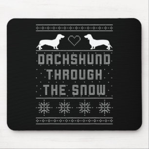 Dackel durch den schneebedeckten Weihnachtssüßer Mousepad