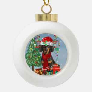 Dackel Hund im Schnee mit Weihnachtsgeschenken Keramik Kugel-Ornament