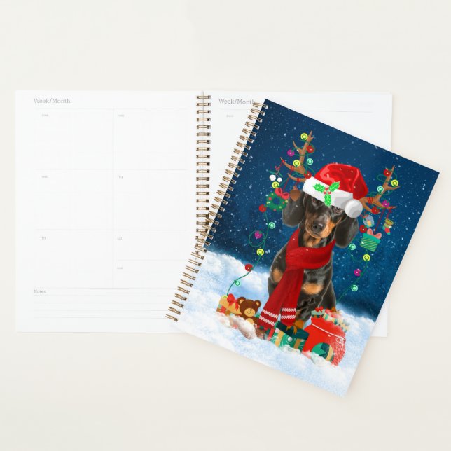 Dackel Hund im Schnee mit Weihnachtsgeschenken Planer (Anzeige)