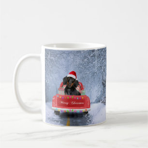Dackel Hund im Schnee sitzen im Weihnachtswagen Kaffeetasse