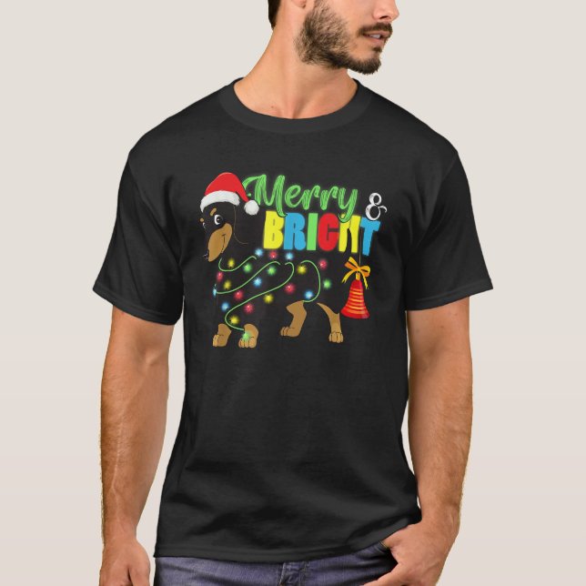 Dackel in Weihnachtslicht Weihnachtsmannmütze froh T-Shirt (Vorderseite)