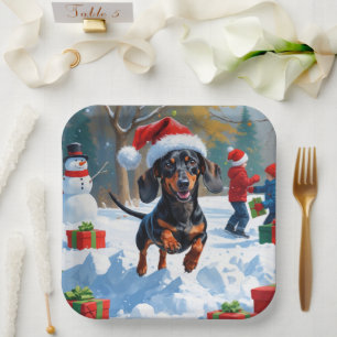 Dackel läuft im Schnee mit Weihnachtsmütze Pappteller