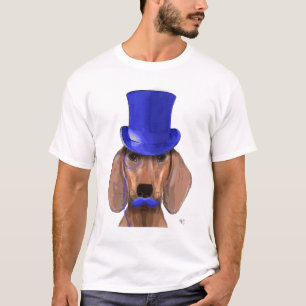 Dackel mit blauem Spitzenhut und dem blauen T-Shirt