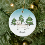 Dackel mit glatter Creme im Winterwald Keramik Ornament<br><div class="desc">Desteis originelle Cartoon Illustration einer niedlich glatten Haare Englisch Creme Farbe Dackel züchten Hund. Der Hund ist in einer Winterlandschaft mit drei grünen Tannenbäumen und fallendem Schnee untergebracht. Der Hintergrund ist ein blaues bis weißes Gefälle, das das Design des kalten Wintertages verleiht. Es gibt auch einen personalisierbaren Textbereich für einen...</div>