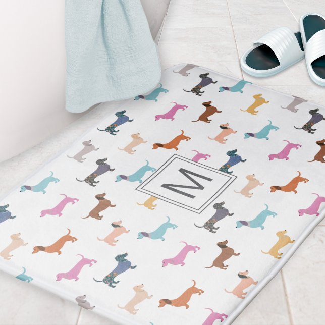 Dackel Muster farbige Wurstwaren Monogramm Badematte (A bath mat with pattern of colorful dachshunds, personalized with a monogram initial)