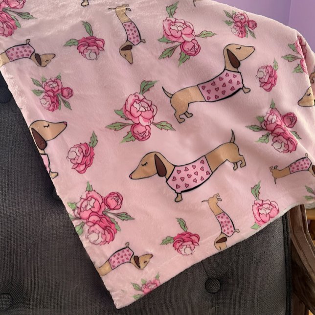 Dackel Rosa Blumenkohl Dackel Hunde Liebe Fleecedecke (Floral dachshund blanket - pink peonies and wiener dogs wearing a heart sweater)
