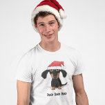 Dackel Santa Clause Funny Dackel Hund Weihnachten T-Shirt<br><div class="desc">Niedlicher,  lang haariger Hund,  der eine Weihnachtsmannmütze trägt. Dieses lustige Weihnachtsfest-Shirt der Dackel ist in vielen Stilrichtungen erhältlich,  darunter T - Shirt,  langärmelige Shirts und Hobbys. Würstchen Hundekleidung für Ihre nächste Ansammlung. Besuchen Sie Jenn’s Doodle World für noch mehr Produkte mit diesem Dackel-Cartoon,  darunter einige tolle Geschenke und Feriendekoration.</div>