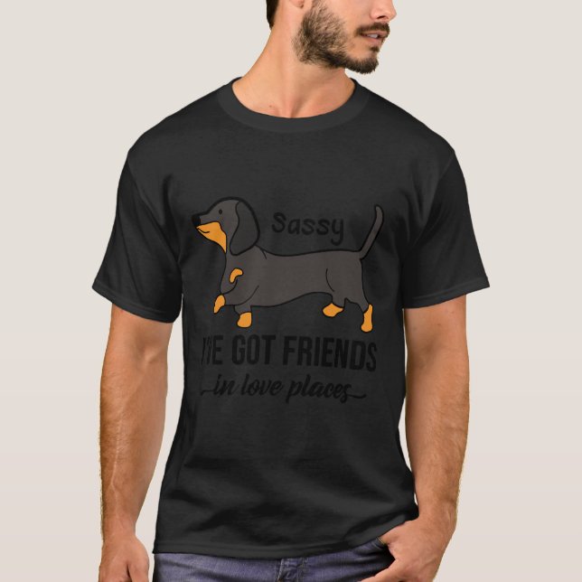 Dackel Sassy Ich habe Freunde an günstigen Orten G T-Shirt (Vorderseite)