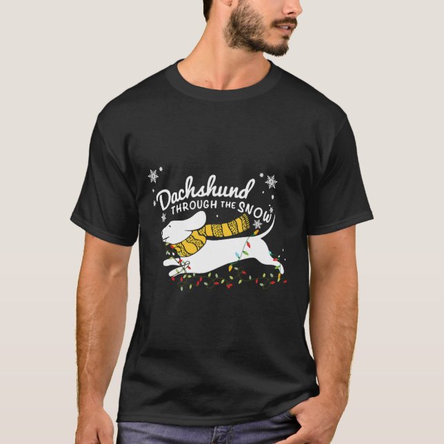 Dackel strahlt durch den Schnee T-Shirt (Vorderseite)
