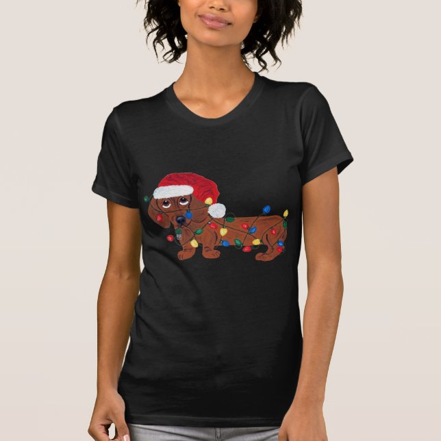 Dackel verwirrt in den Weihnachtslichtern (rot) T-Shirt (Vorderseite)