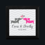 Dackel Wedding Geschenk Keepake Personalisiert Erinnerungskiste<br><div class="desc">Für Ihre Hochzeit zum Thema Dackel denken Sie an charmante Dackel Hundespiele, Dackel Hochzeitsdekoration, Wursthund Dekor oder sogar Geschenke und Geschenkartikel für die Dackel liebende Braut und Bräutigam. Stellen Sie sicher, dass Ihre Gäste mit einem Schwanz-Wagging-Gedächtnis für Ihren besonderen Tag verlassen werden! 🐾 🎉 Diese Geschenke und Dackeln für die...</div>