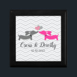 Dackel Wedding Geschenk Keepake Personalisiert Erinnerungskiste<br><div class="desc">Für Ihre Hochzeit zum Thema Dackel denken Sie an charmante Dackel Hundespiele, Dackel Hochzeitsdekoration, Wursthund Dekor oder sogar Geschenke und Geschenkartikel für die Dackel liebende Braut und Bräutigam. Stellen Sie sicher, dass Ihre Gäste mit einem Schwanz-Wagging-Gedächtnis für Ihren besonderen Tag verlassen werden! 🐾 🎉 Diese Geschenke und Dackeln für die...</div>